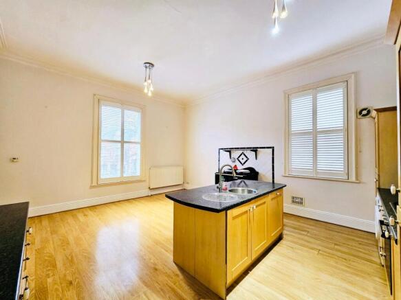 3 bed Flat for sale Image 6