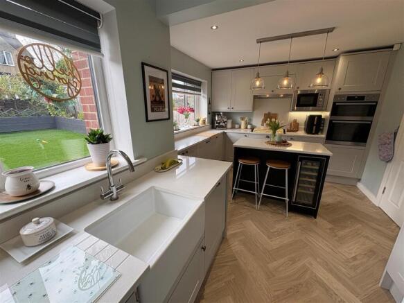 4 bed Detached for sale Image 8