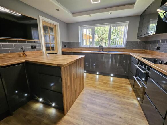 3 bed Detached Bungalow to rent Image 4