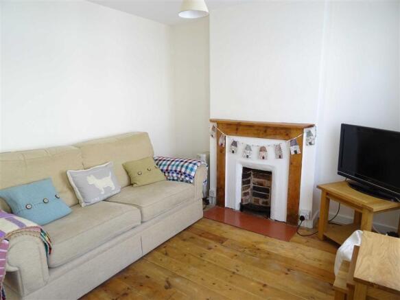 LIVING ROOM: