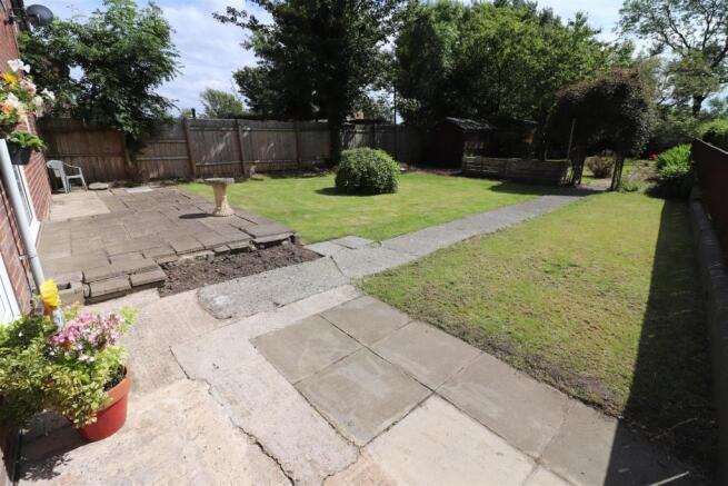 LARGE GARDEN TO REAR