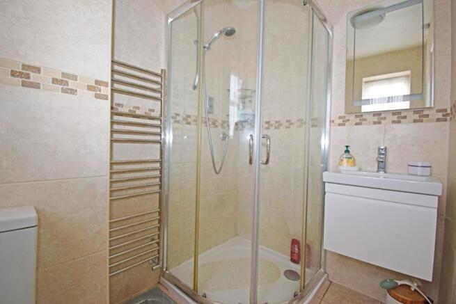 14 Paddock Close, bed 1 en suite.jpg