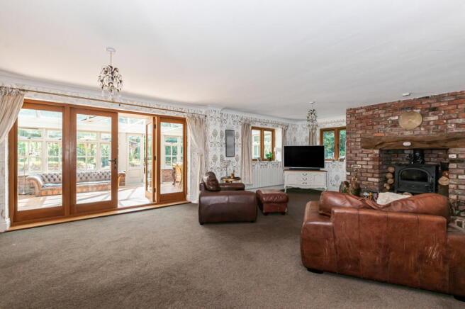 5 bed Detached for sale Image 8