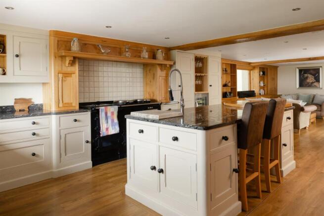 5 bed Detached for sale Image 5