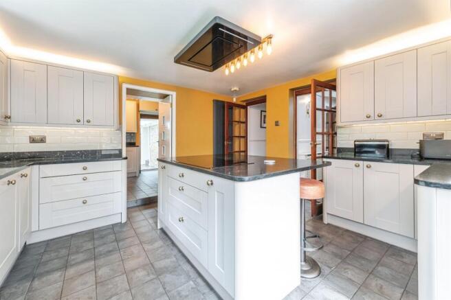 5 bed Detached for sale Image 8