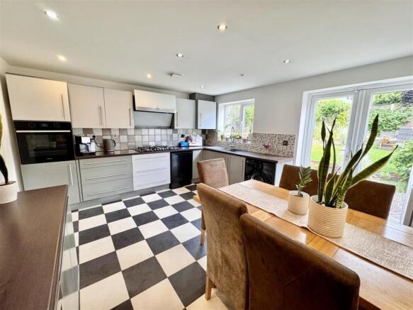 4 bed Semi-Detached for sale Image 2