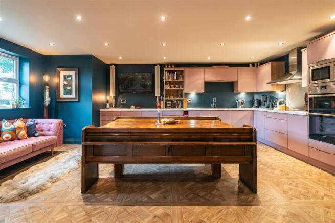 5 bed Detached for sale Image 9