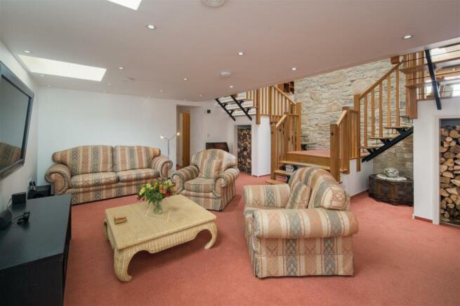 Second Lounge/TV Room