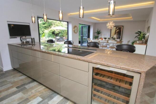 STUNNING CONTEMPORARY LIVING/ DINING/ KITCHEN