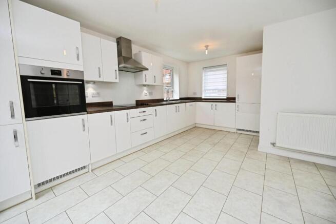 4 bed Detached to rent Image 4