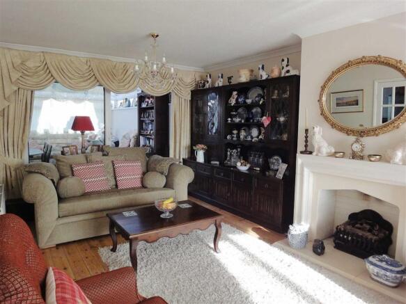 LIVING ROOM: