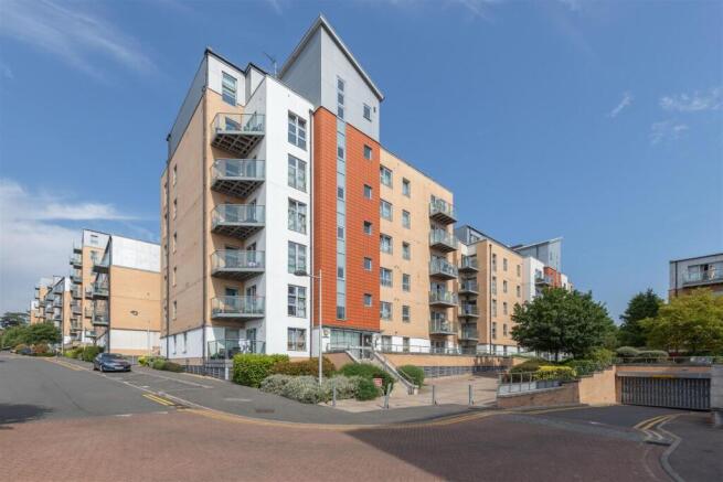 Queen Mary Avenue, E18