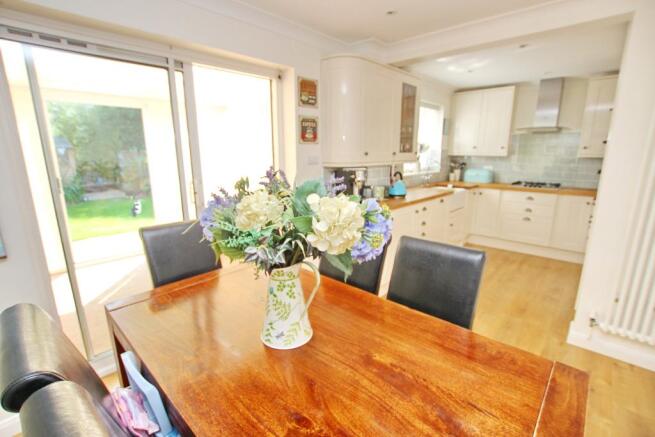 KITCHEN/DINING AREA