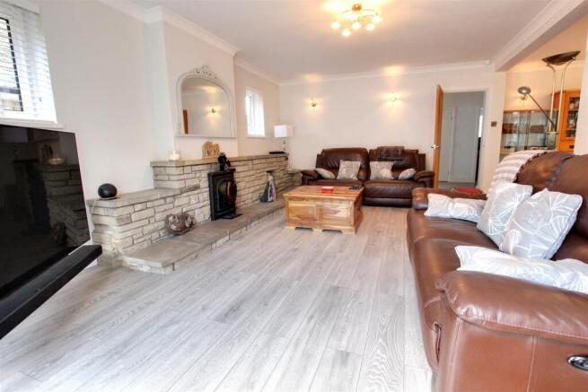 5 bed Detached for sale Image 8