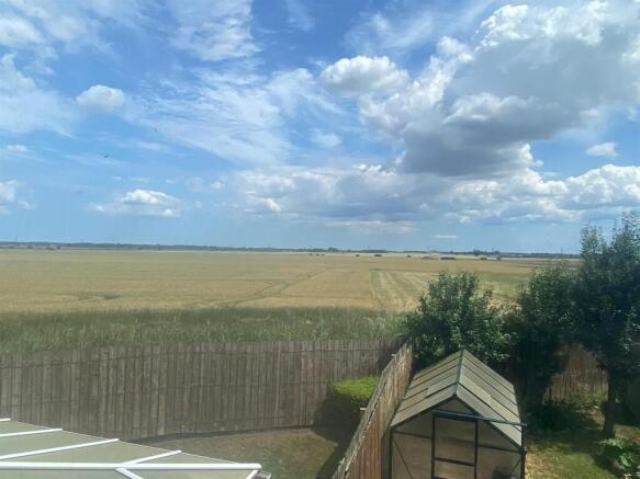 3 bed Semi-Detached to rent Image 10