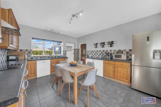 5 bed Detached for sale Image 9