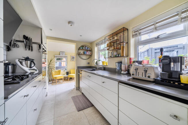 1411063-11-698b60...