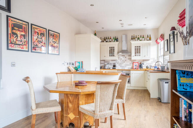 2 bed Apartment for sale Image 6