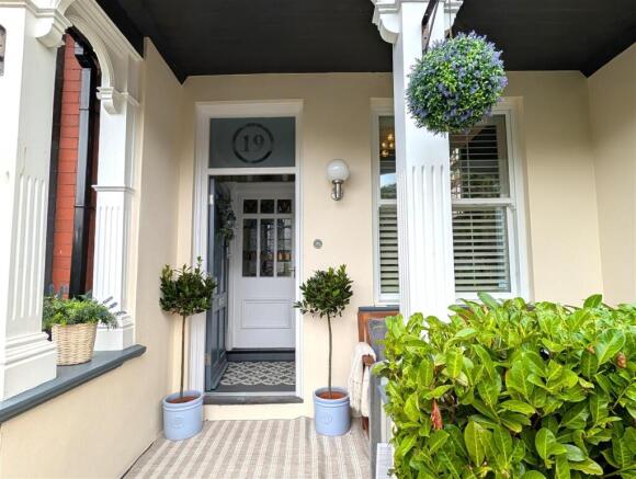 OPEN ENTRANCE LOGGIA