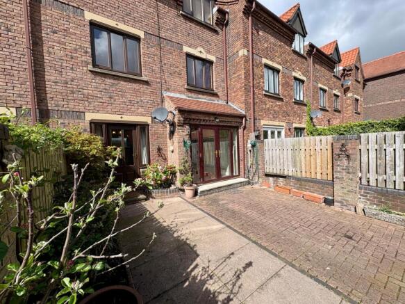 3 bed Terraced to rent Image 10