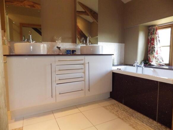En-suite Bath & Show