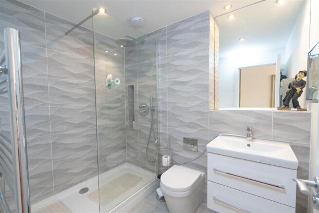 3 bed Apartment for sale Image 11