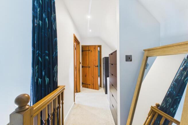 Dressing area leading to the principal bedroom.
