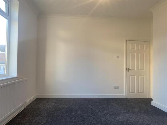 3 bed Flat to rent Image 5