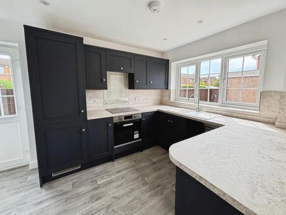 3 bed Detached to rent Image 5
