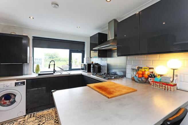 3 bed Terraced to rent Image 5
