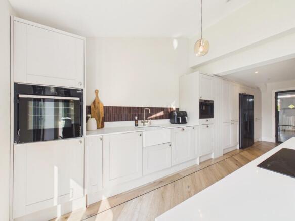 5 bed Detached for sale Image 8