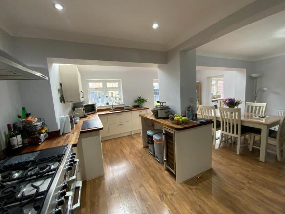 LIVING ROOM/KITCHEN 32'3 x 19'3>10'10