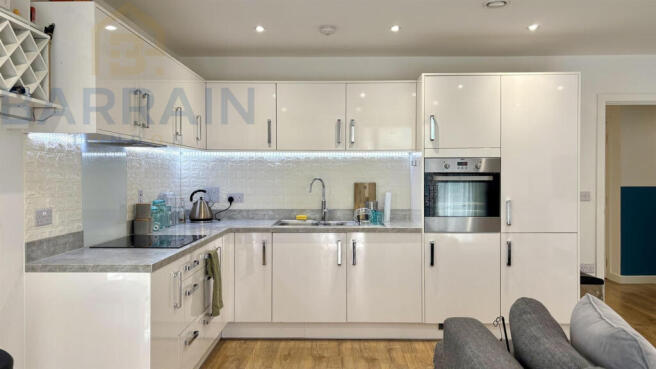 Two Bedrooms for sale in Beckton - Barrain London