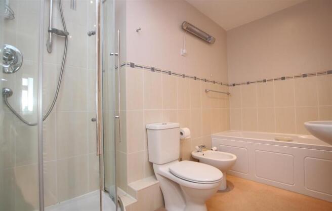 Ensuite Bathroom.jpg