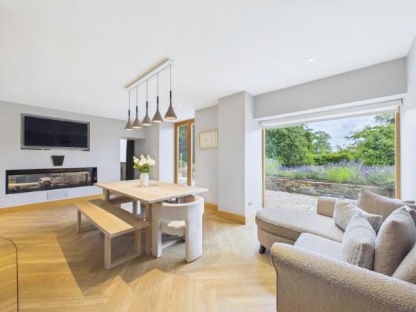 5 bed Detached for sale Image 6