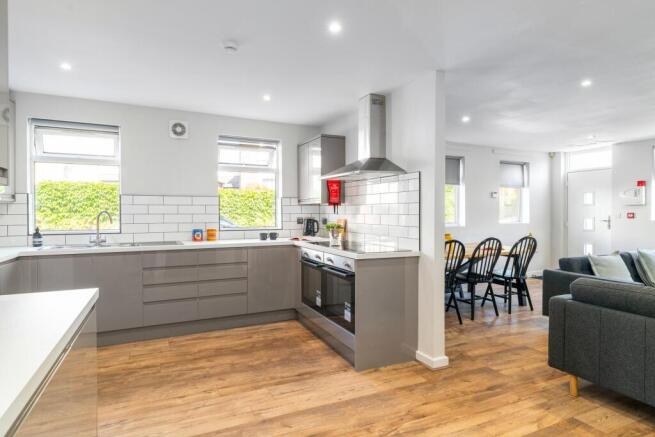 7 bed House to rent Image 10