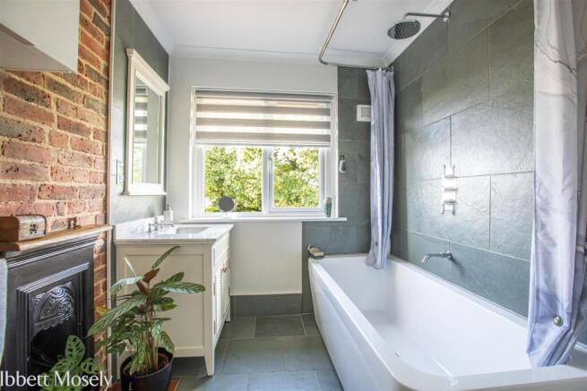82 Bathroom.jpg