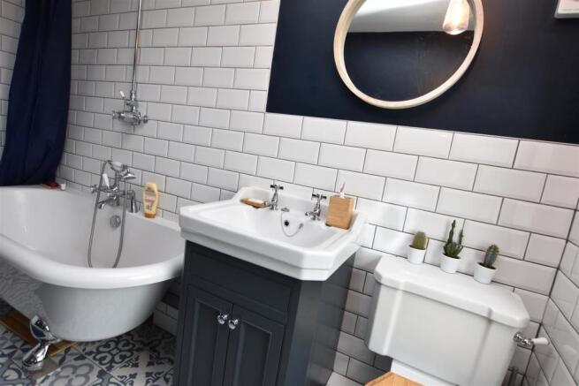 BATHROOM LIFESTYLE
