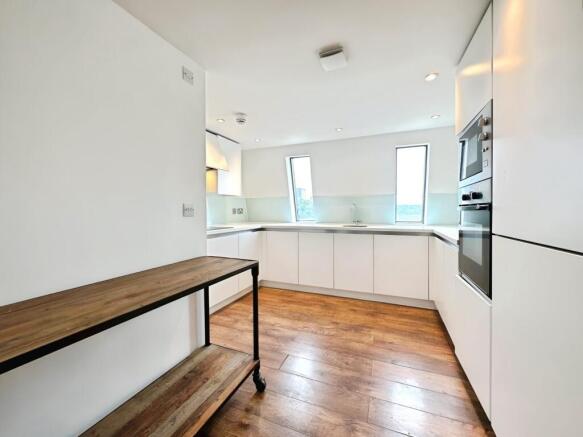 2 bed Penthouse to rent Image 5