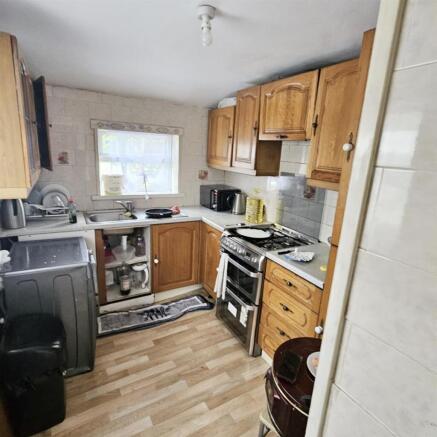 5 bed House for sale Image 8