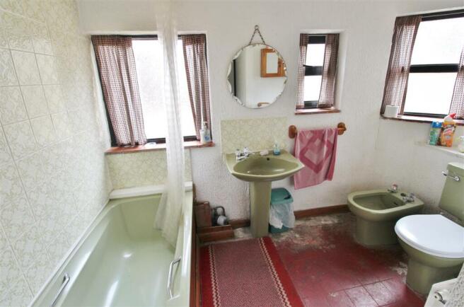 FAMILY BATHROOM