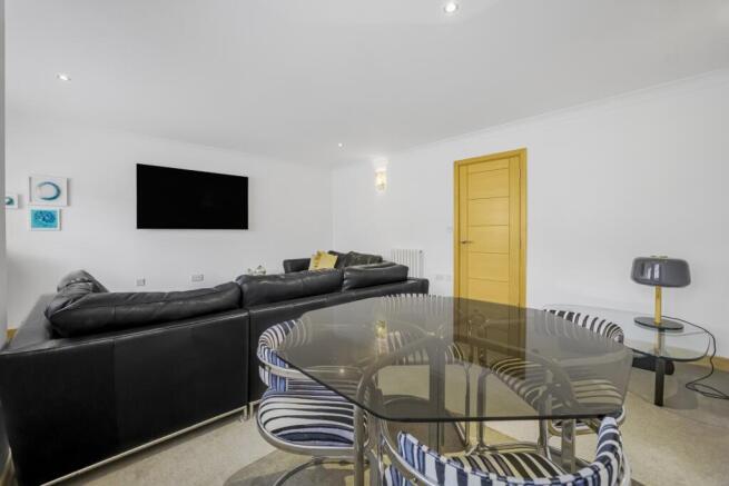 4 bed Town House for sale Image 11