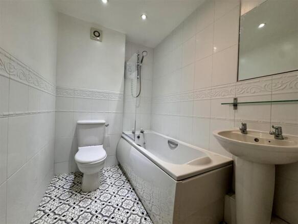 2 bed Apartment to rent Image 4