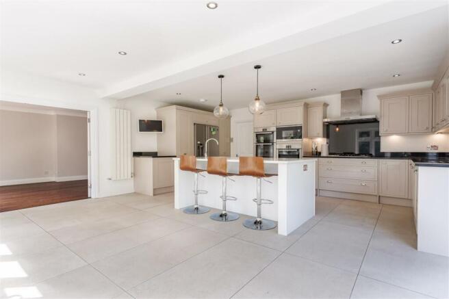MC Kendal Avenue 12
