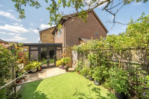 Strathmore Close, Carterton, Oxfordshire, OX18