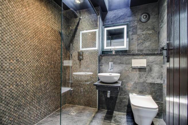 EN SUITE SHOWER ROOM