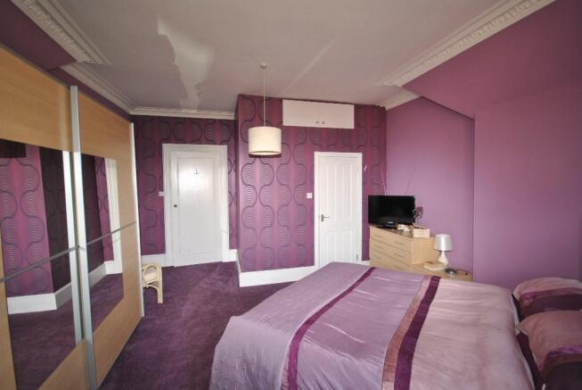 13MASTER BEDROOM