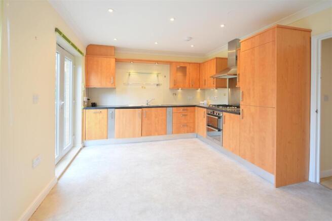 4 bed Town House to rent Image 3