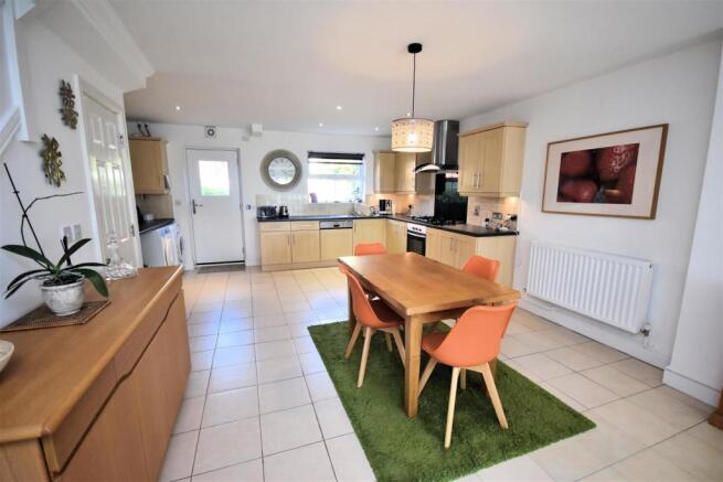 Kitchen 1.jpg