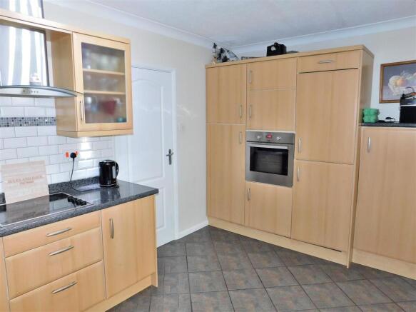 KITCHEN 3.JPG